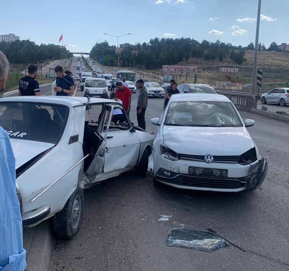 ADIYAMAN’DA, İKİ OTOMOBİLİN ÇARPIŞMASI SONUCU MEYDANA GELEN KAZADA 4 KİŞİ