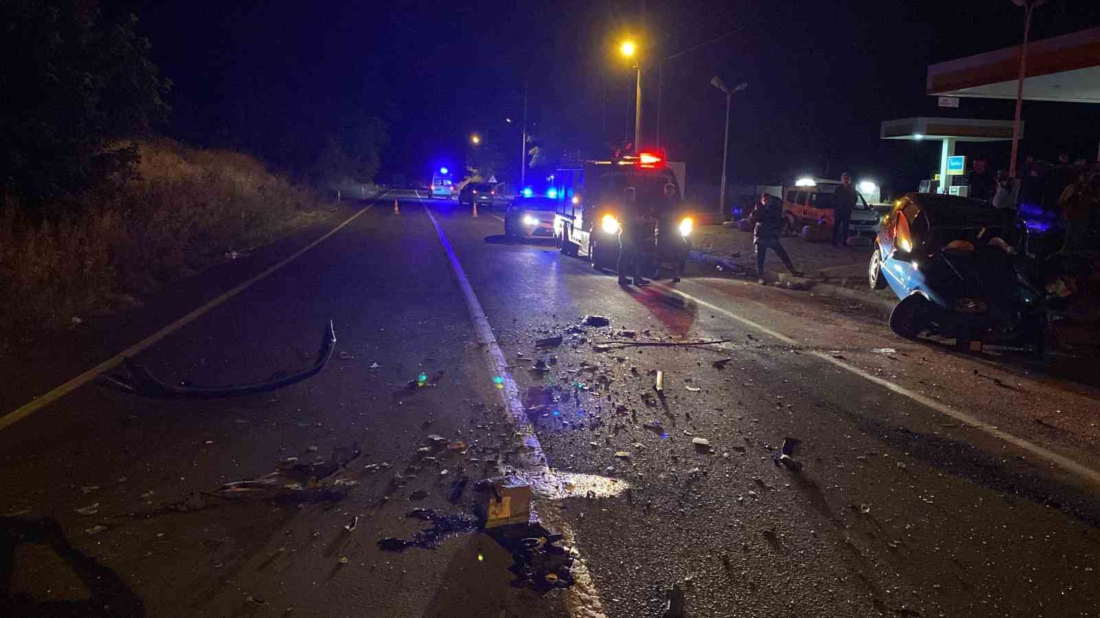 EDİRNE'NİN UZUNKÖPRÜ İLÇESİNDE İKİ OTOMOBİLİN ÇARPIŞMASI SONUCU MEYDANA GELEN TRAFİK