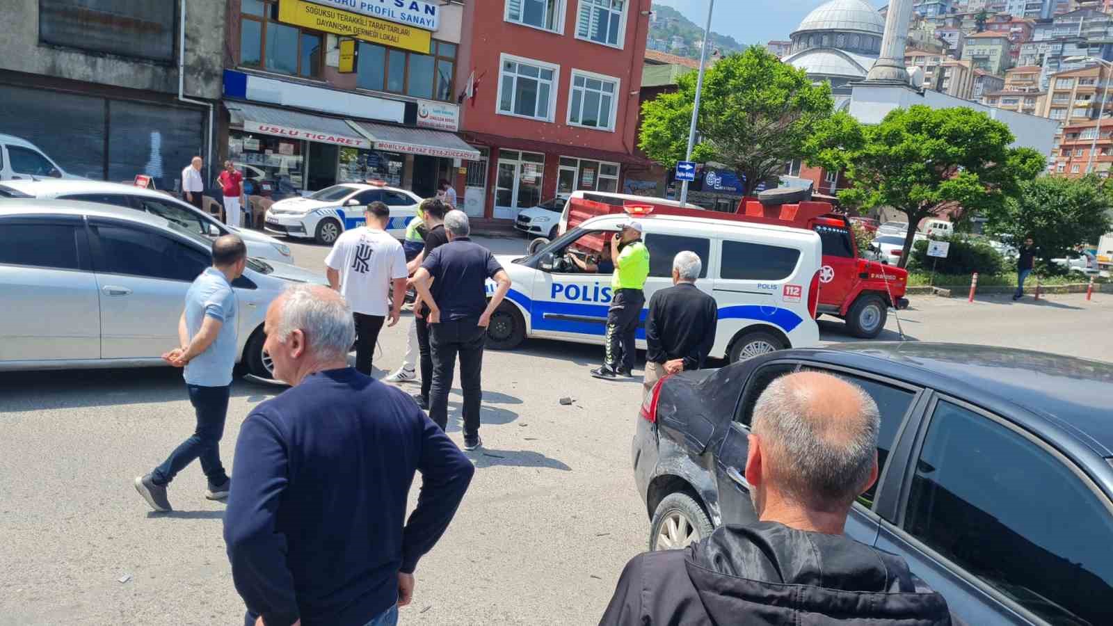 ZONGULDAK’IN SOĞUKSU SEMTİNDE İKİ OTOMOBİLİN KARIŞTIĞI ARAÇLARDA MADDİ HASAR MEYDANA