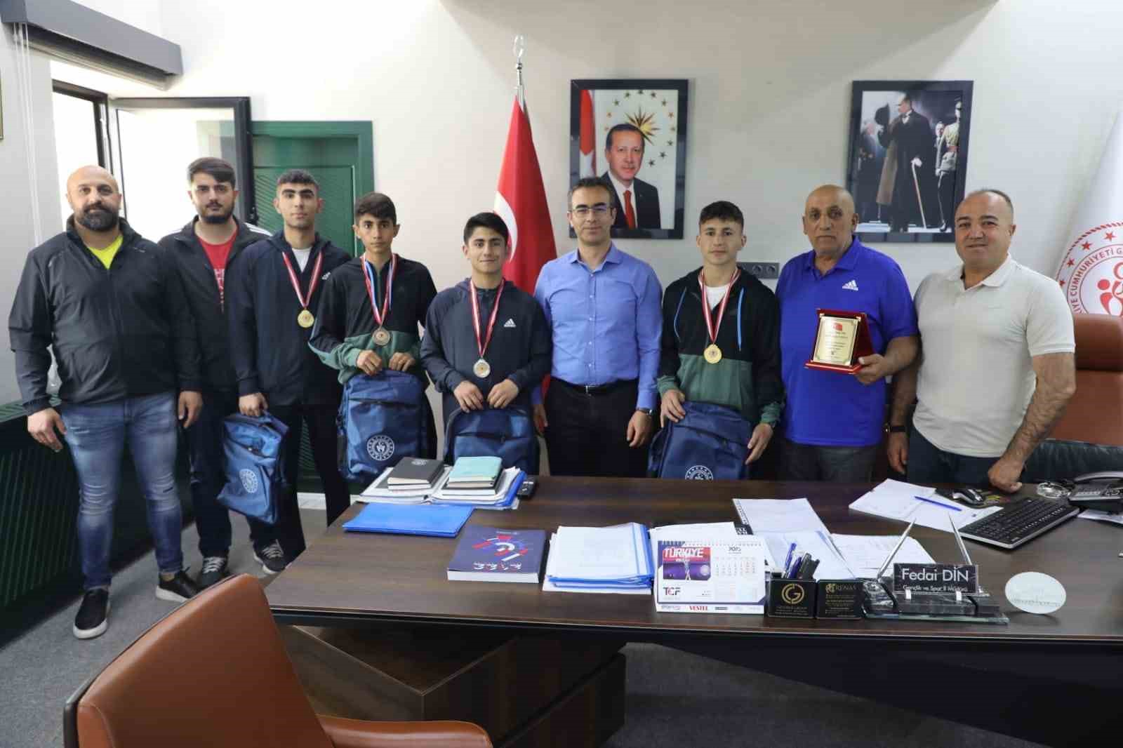 İL MÜDÜRÜ DİN, AĞRILI BOKSÖRLERİ TEBRİK ETTİ