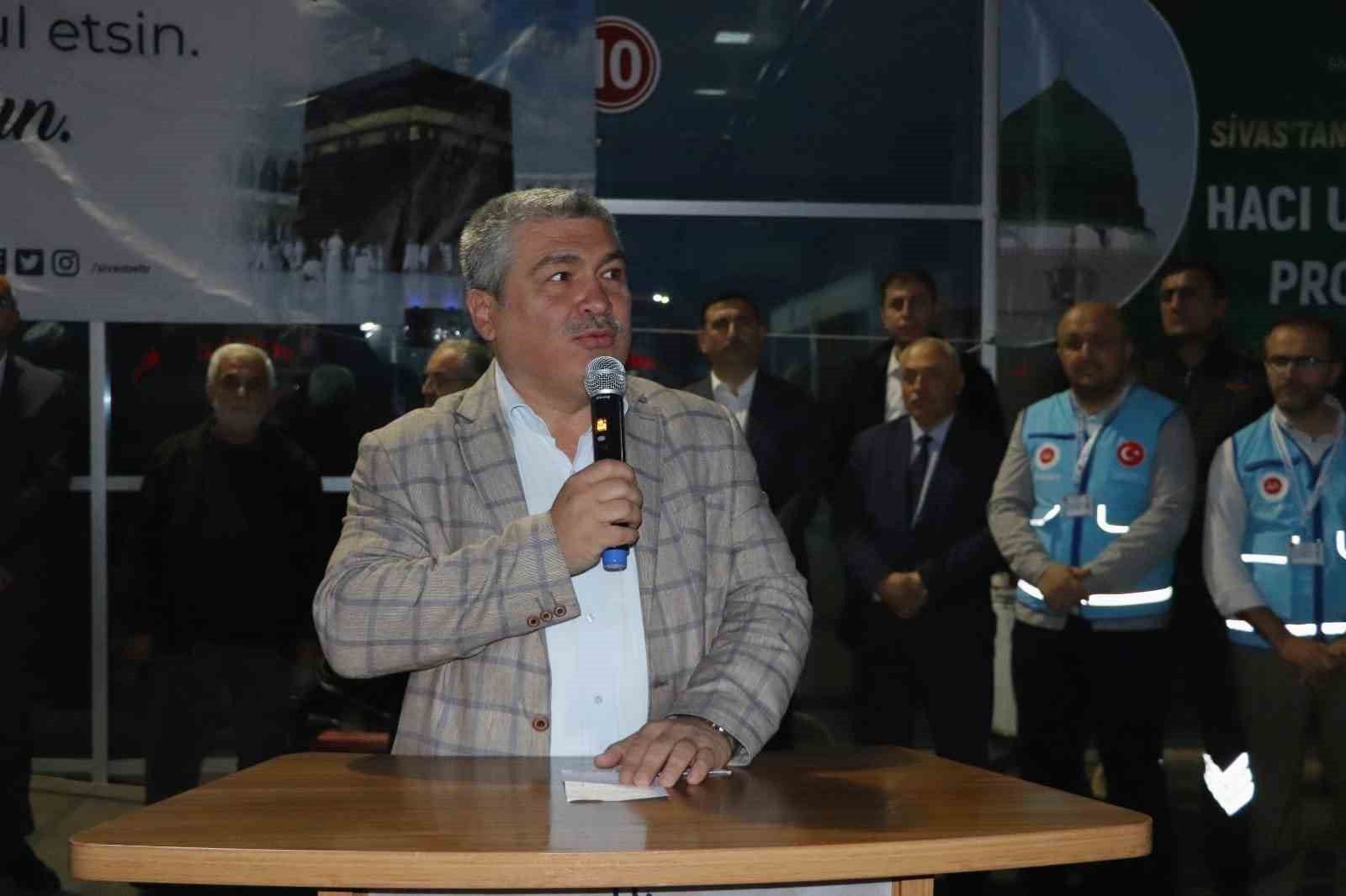 İLK HAC KAFİLESİ DUALARLA UĞURLANDI