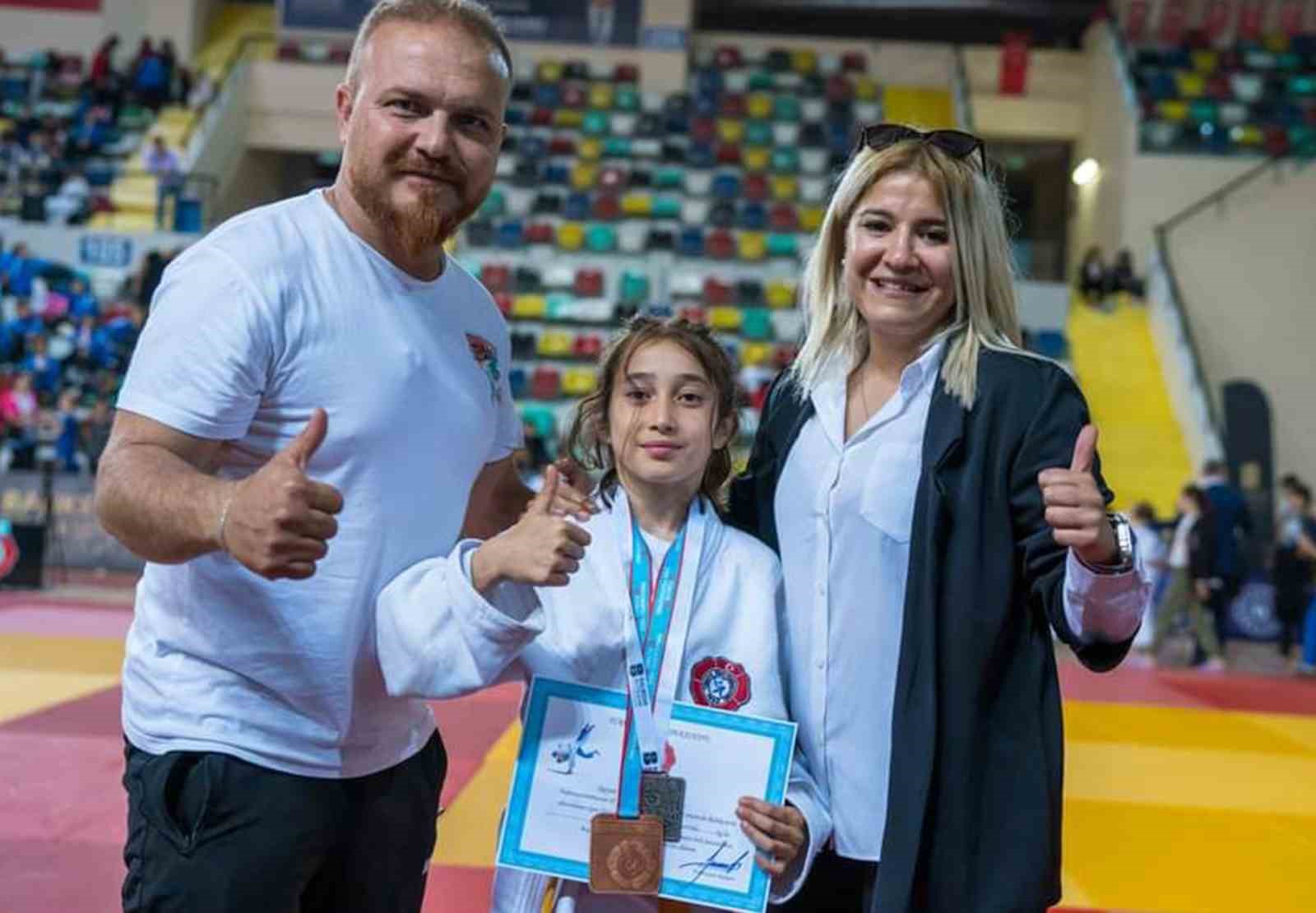 KARAMANLI MİNİK JUDOCU LEYLA ABANUZ, İLK KEZ KATILDIĞI ŞAMPİYONADA BRONZ