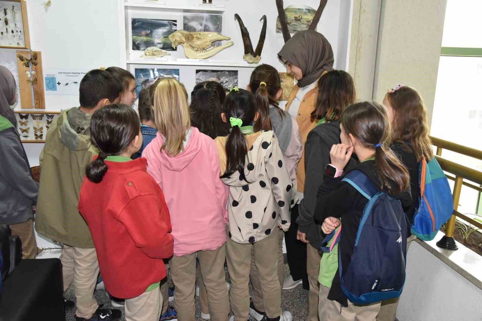 DÜZCE TÜRKİYE ODALAR VE BORSALAR BİRLİĞİ İLKOKULU ÖĞRENCİLERİ DÜZCE ÜNİVERSİTESİ