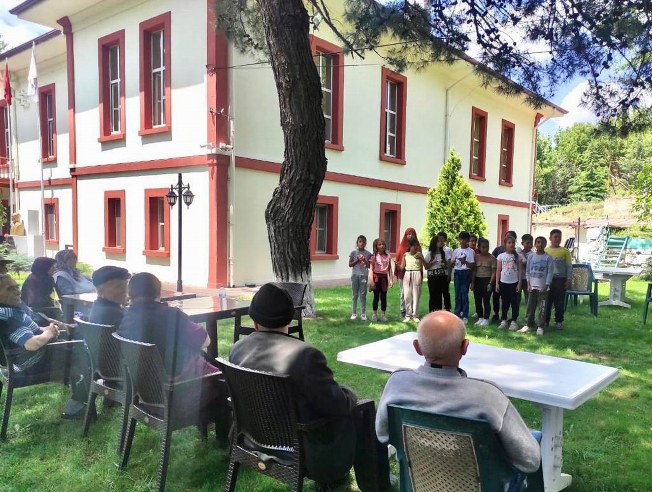 KIRKLARELİ VALİ FAİK ÜSTÜN İLKOKUL ÖĞRENCİLERİ, ÖĞRETMENLERİYLE BİRLİKTE HUZUREVİNDE KALAN