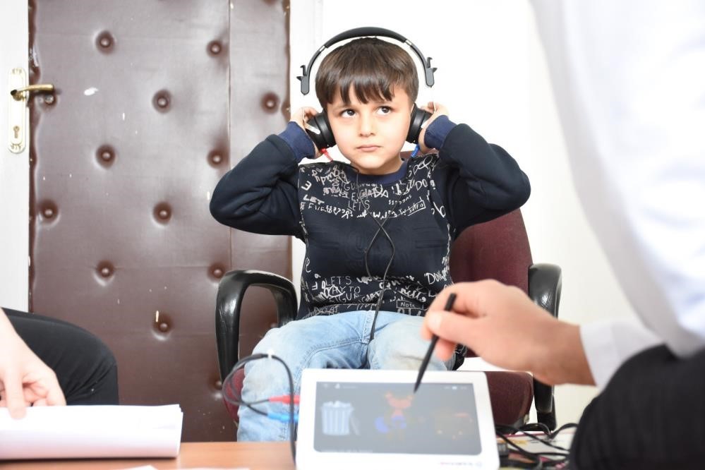 ERZİNCAN’DA İLKOKUL BİRİNCİ SINIF ÖĞRENCİLERİNE YÖNELİK İŞİTME TARAMA TESTLERİ YAPILIYOR