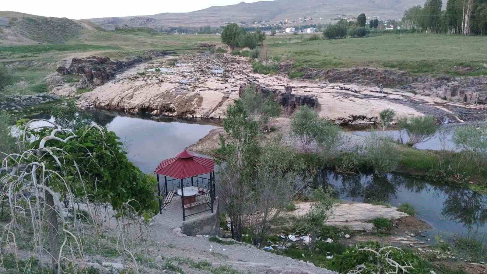 VAN GÖLÜ'NE DÖKÜLEN EN BÜYÜK AKARSU OLARAK BİLİNEN BENDİMAHİ ÇAYI,