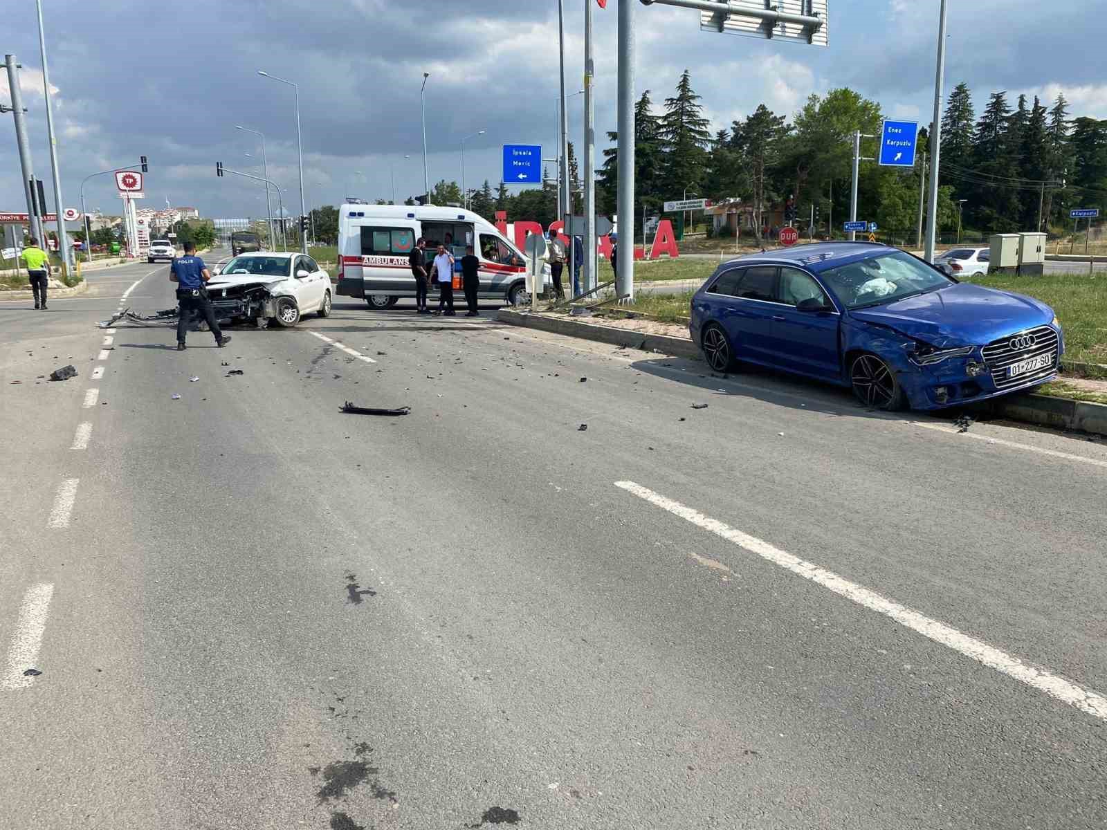 İPSALA'DA İKİ OTOMOBİLİN ÇARPIŞTIĞI KAZADA 2 KİŞİ YARALANDI