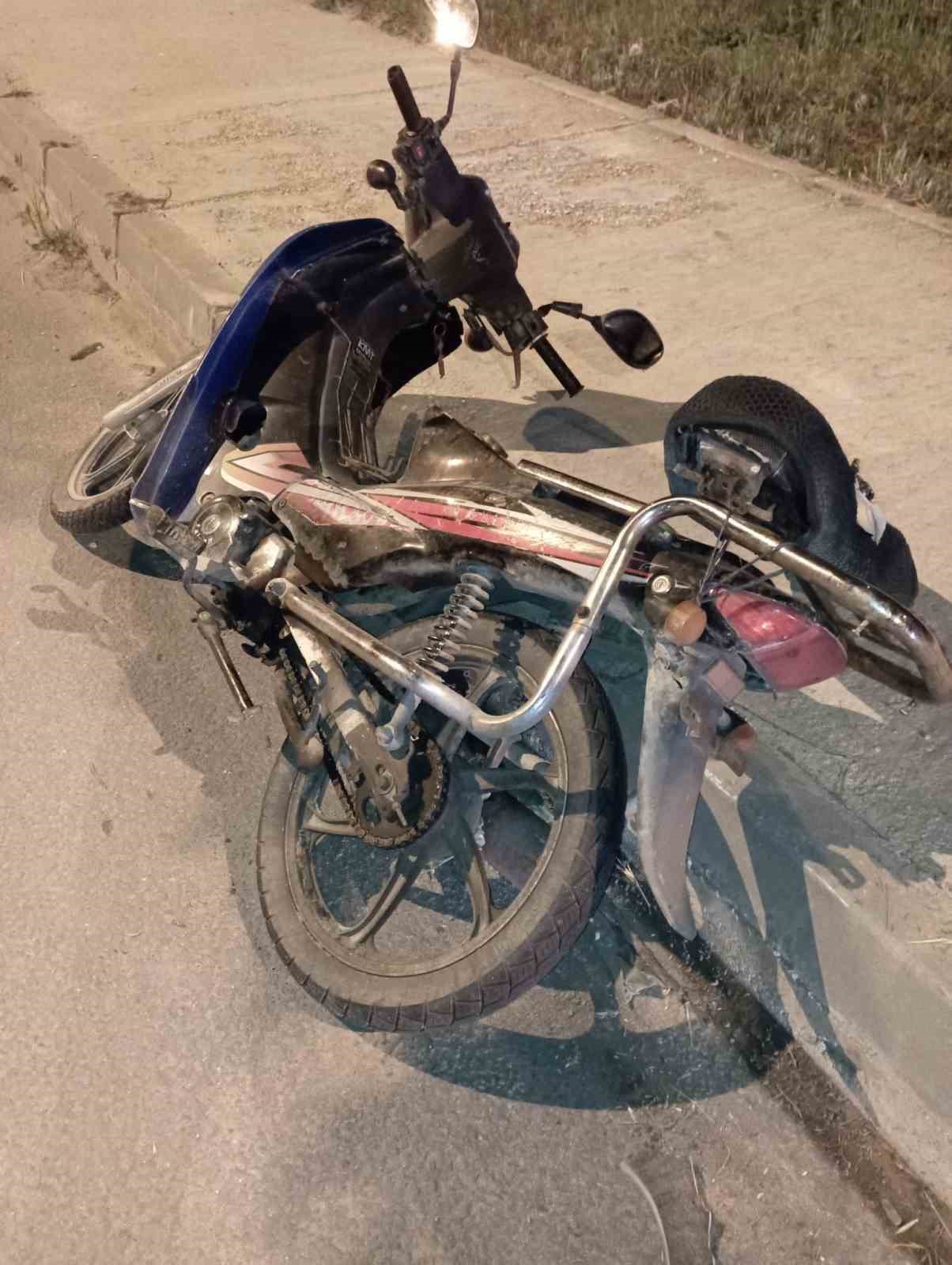 İPSALA'DA KALDIRIMA ÇARPAN MOTOSİKLETİN SÜRÜCÜSÜ YARALANDI