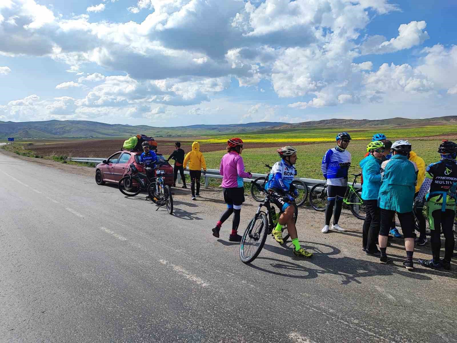 İRANLI VAN GÖLÜ AKTİVİSTLERİ DERNEĞİ ÜYELERİ, VAN-TATVAN ARASINDA 140 KİLOMETRE