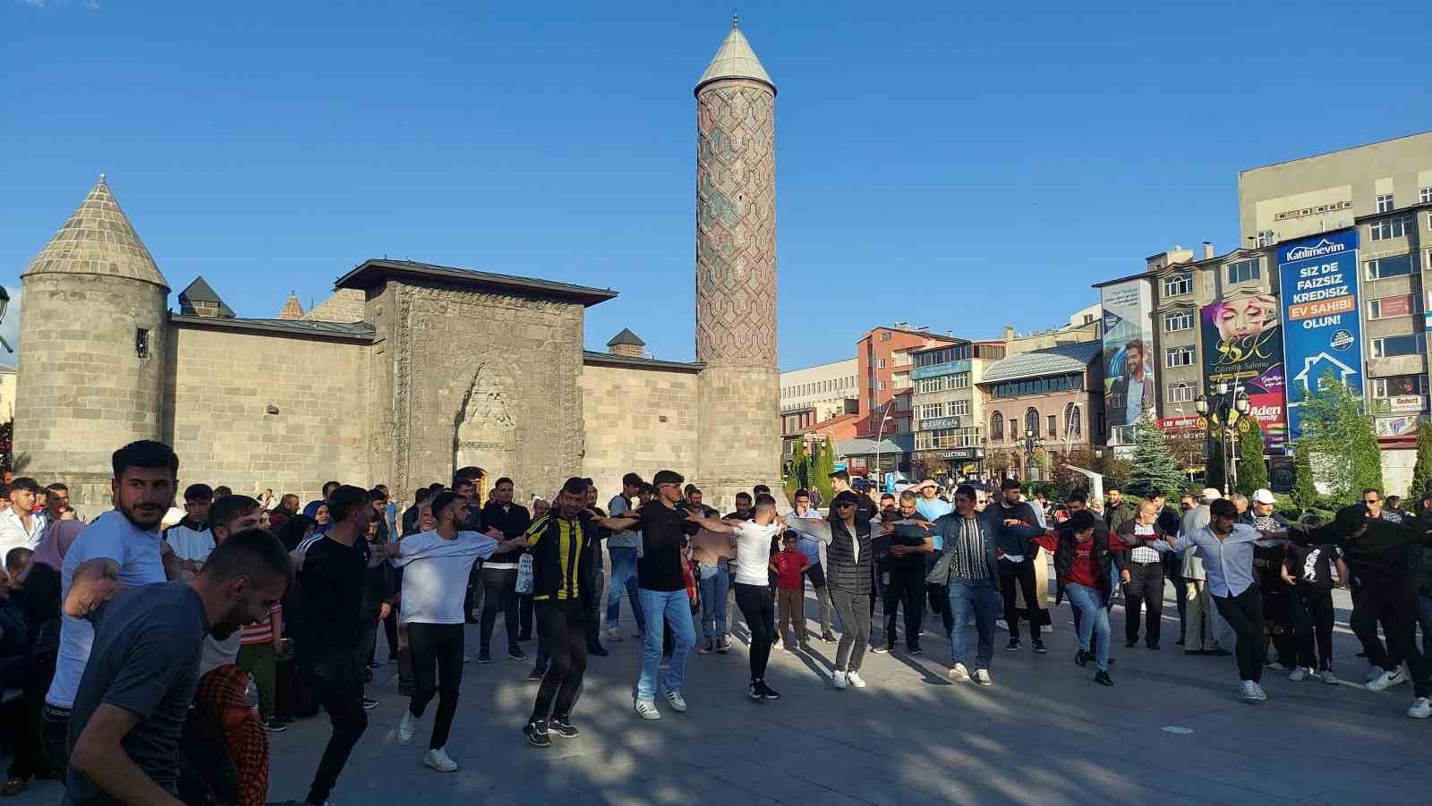 ZAMAN ZAMAN İRAN’DAN TÜRKİYE’YE MÜZİK YAPMAK İÇİN GELEN YEREL SANATÇI