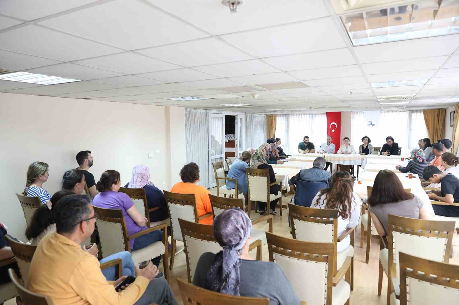 İRLANDALI ÖĞRETMEN ENA LARKİN, KAHRAMANMARAŞ MERKEZLİ YIKICI DEPREMLERİN ARDINDAN ÜLKESİNDE