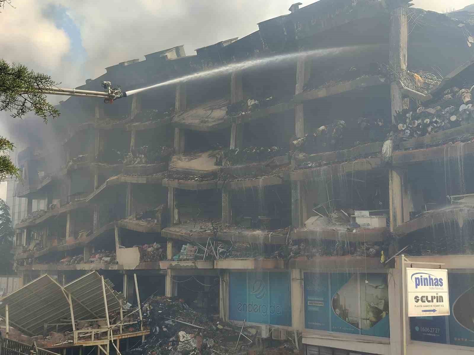 İŞ HANINDA ÇIKAN YANGIN 3’ÜNCÜ GÜNÜNDE DE DEVAM EDİYOR