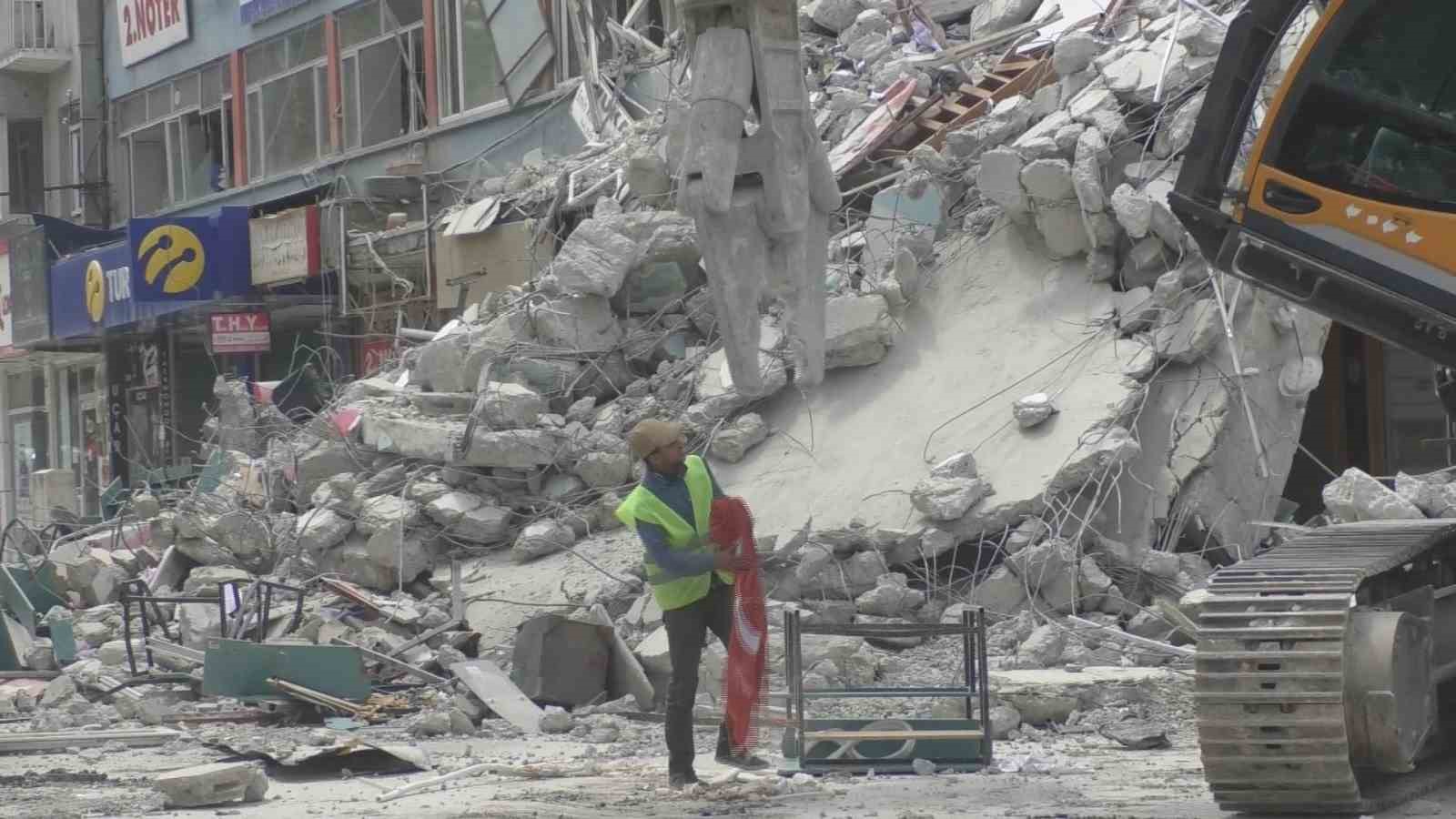 MALATYA’DA YIKIMINI GERÇEKLEŞTİRDİĞİ BİNADA ASILI TÜRK BAYRAĞI’NI GÖREN İŞ MAKİNESİ