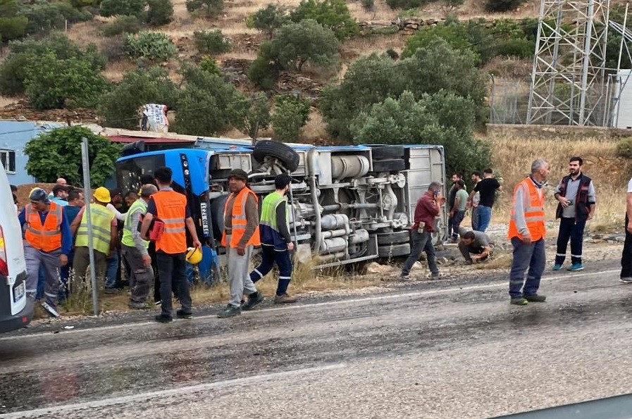 MERSİN'DE İŞÇİLERİ TAŞIYAN SERVİS MİDİBÜSÜ DEVRİLDİ, 8 KİŞİ YARALANDI.