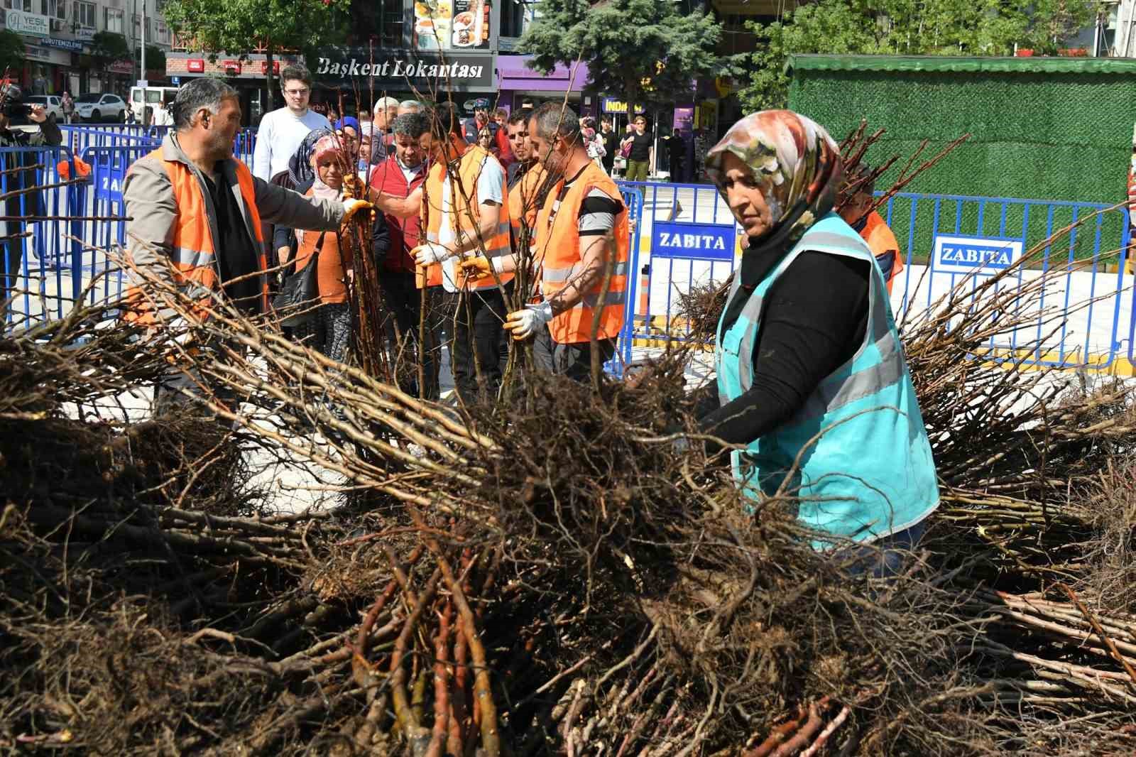 ISPARTA BELEDİYESİ, ‘FİDANLAR BİZDEN MEYVELER SİZDEN’ ETKİNLİĞİ KAPSAMINDA 10 BİN