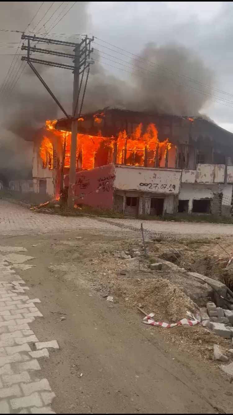 ISPARTA’DA METRUK BİNADA ÇIKAN YANGIN İTFAİYE EKİPLERİNİN UZUN UĞRAŞLARI SONUCU