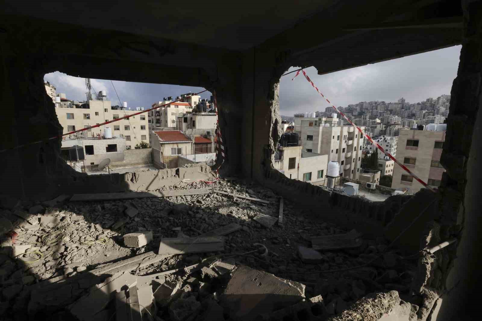 İSRAİL GÜÇLERİ, İŞGAL ALTINDAKİ BATI ŞERİA’NIN NABLUS KENTİNDE FİLİSTİNLİ BİR