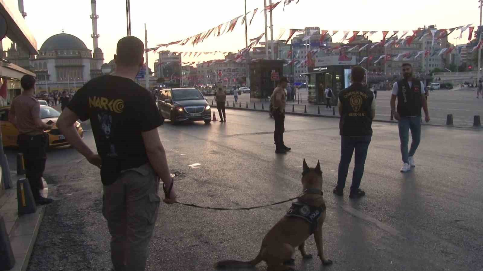 İSTANBUL GENELİNDE ‘HUZUR İSTANBUL" UYGULAMASI GERÇEKLEŞTİRİLDİ. DENETİMDE PASAPORTUNU YANINDA BULUNDURMAYAN