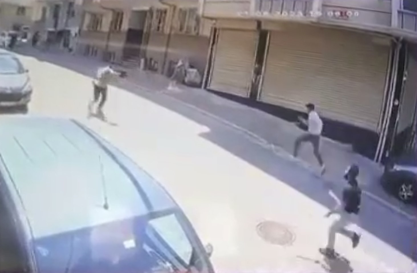 İSTANBUL'DA GENÇLERİN LAF ATMA KAVGASI SONRASINDA OLAY YERİNE TABANCA İLE