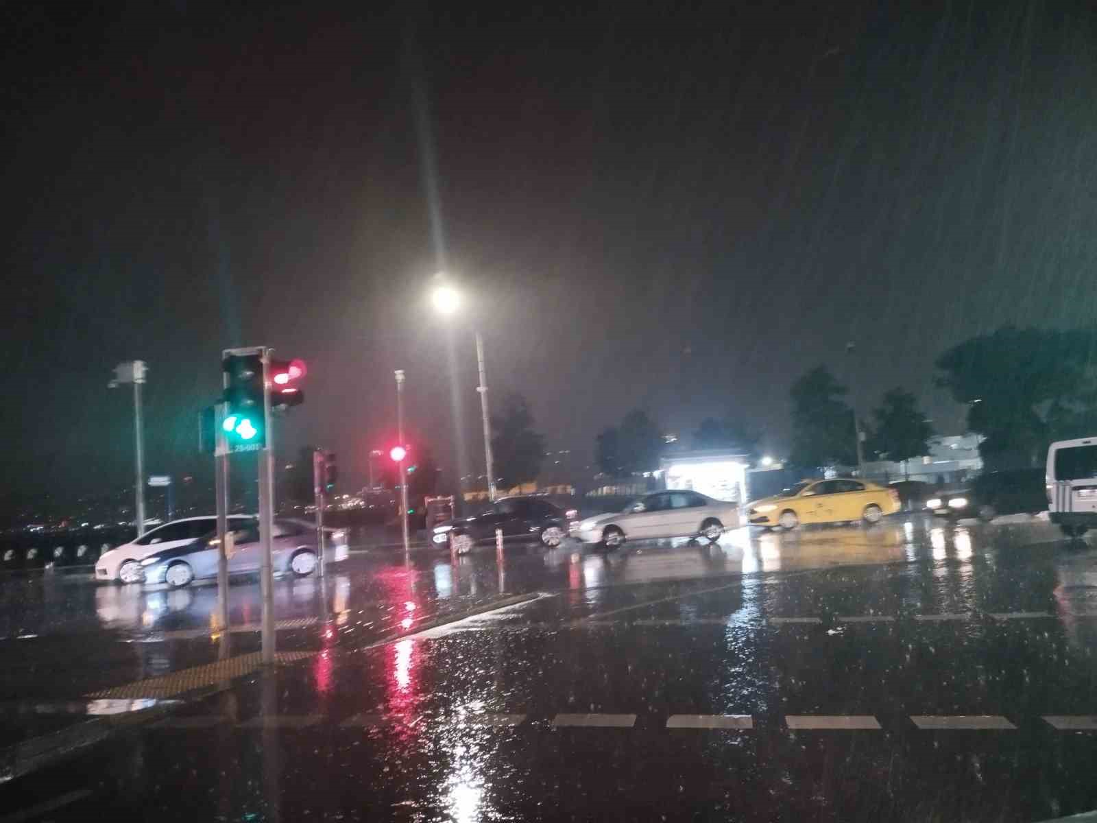 İSTANBUL'DA BEKLENEN SAĞANAK YAĞIŞ GECE SAATLERİNDE BAŞLADI