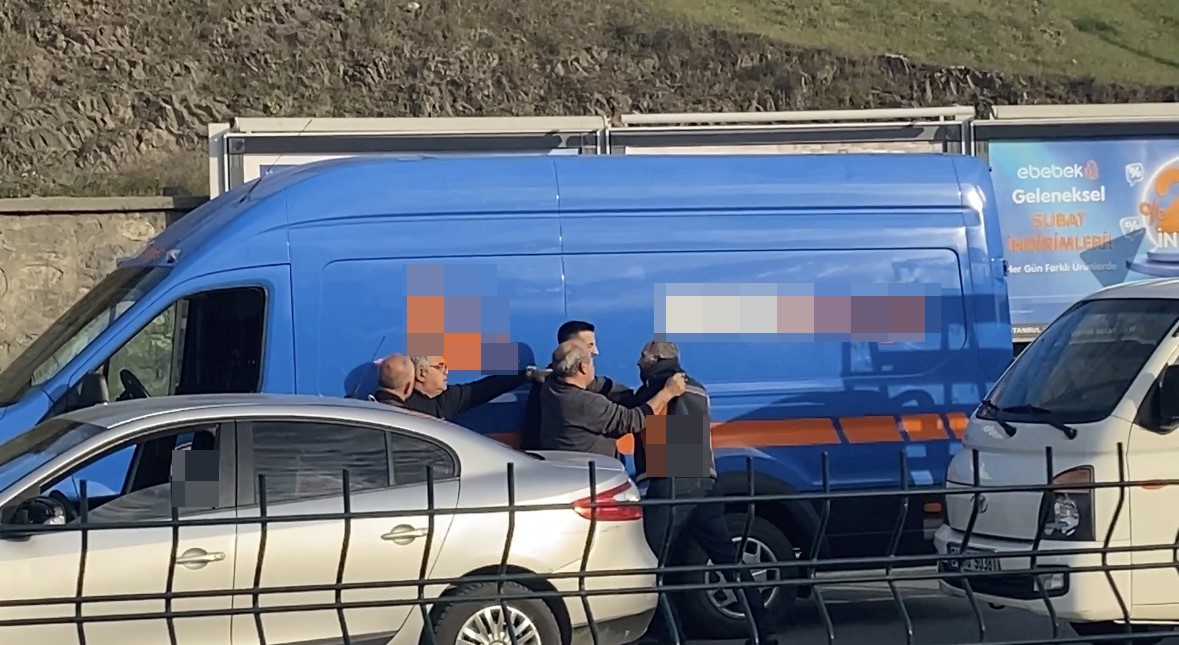 KAĞITHANE’DE KARGO ARACI ŞOFÖRÜ İLE OTOMOBİL SÜRÜCÜSÜ ARASINDA TRAFİK YOL