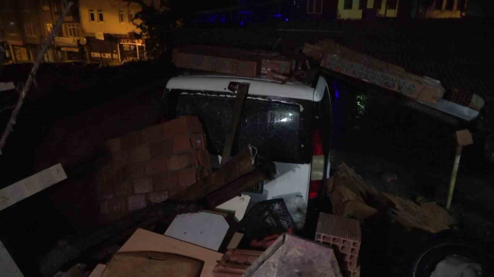 KASTAMONU’DA İSTİNAT DUVARI ÇÖKMESİ SONUCU 6 OTOMOBİL ZARAR GÖRDÜ.