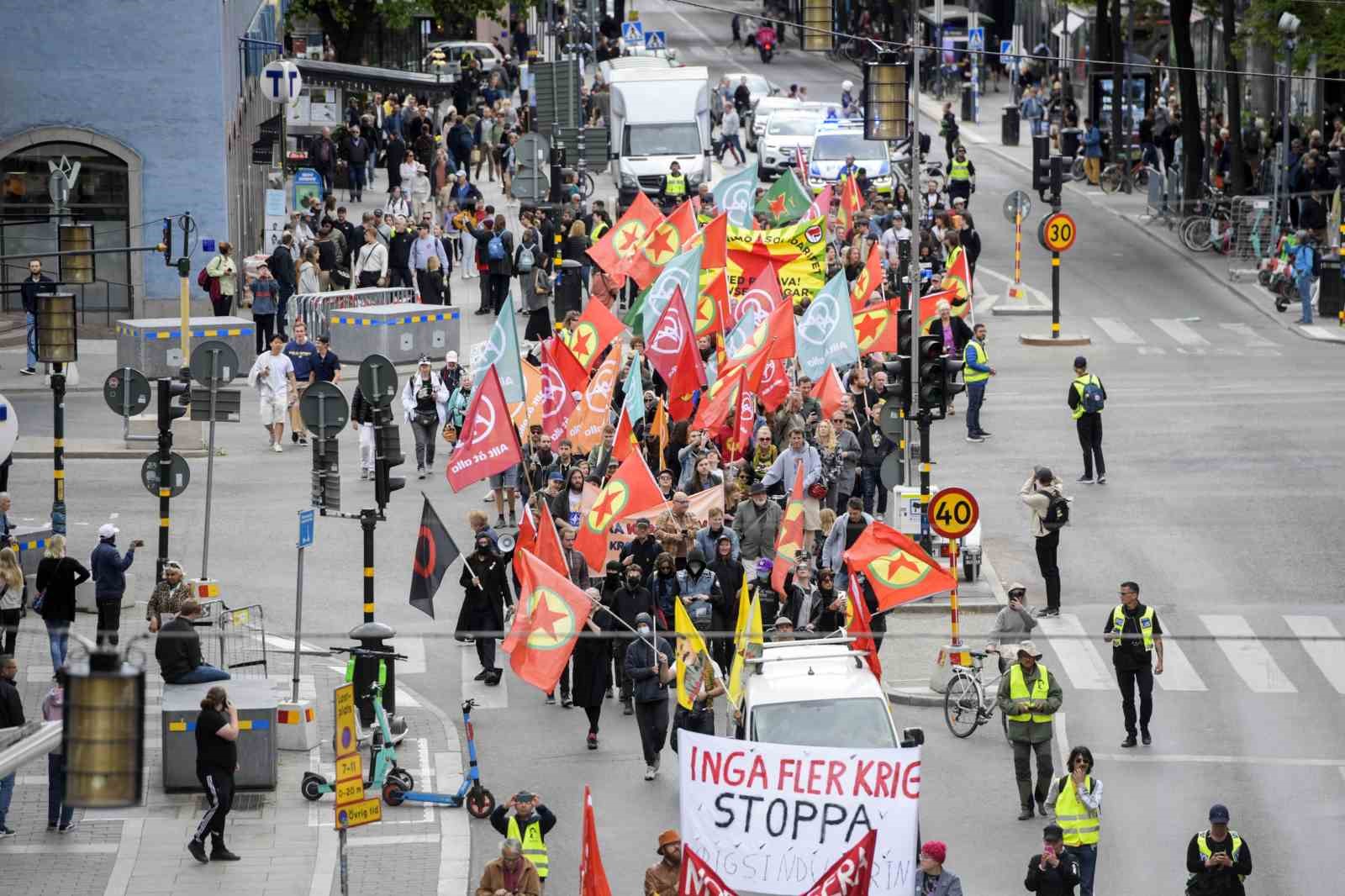İSVEÇ’TE TERÖR ÖRGÜTÜ DESTEKÇİLERİ YENİ TERÖR YASASINI PROTESTO ETTİ