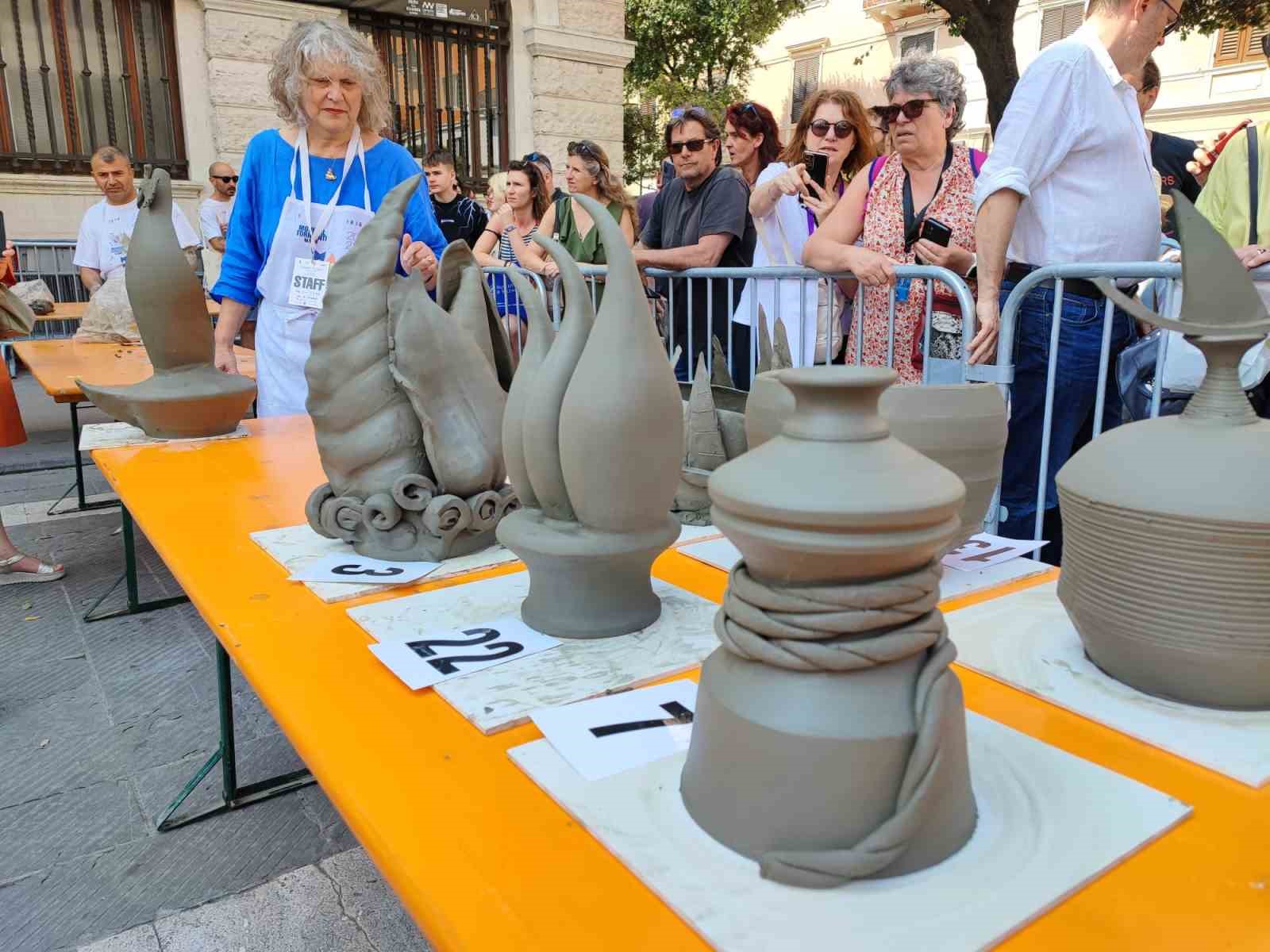 İZMİR'İN MENEMEN İLÇESİNİN HÜNERLİ ÇÖMLEK USTALARI, İTALYA'NIN SAVONA KENTİNDE DÜZENLENEN