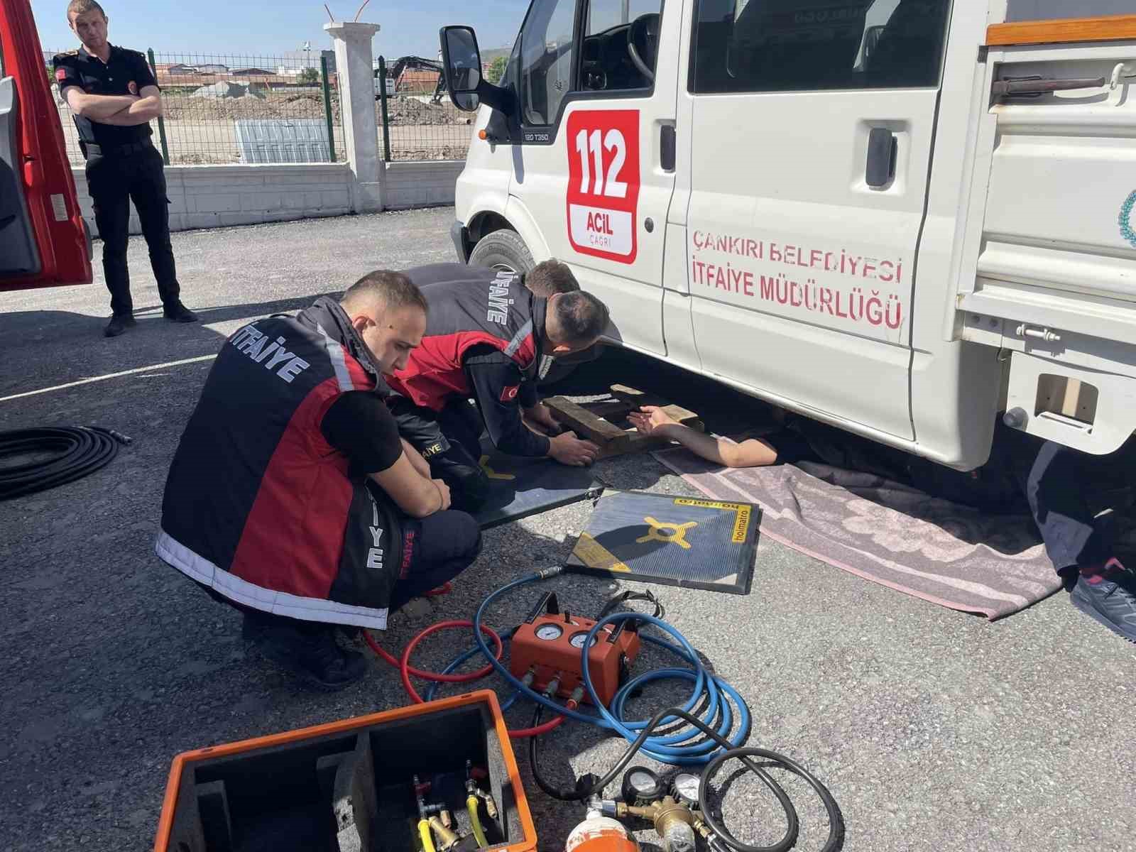 ÇANKIRI BELEDİYESİ İTFAİYE MÜDÜRLÜĞÜ PERSONELLERİNE, TRAFİK KAZALARINDA NASIL DAVRANMALARI GEREKTİĞİ
