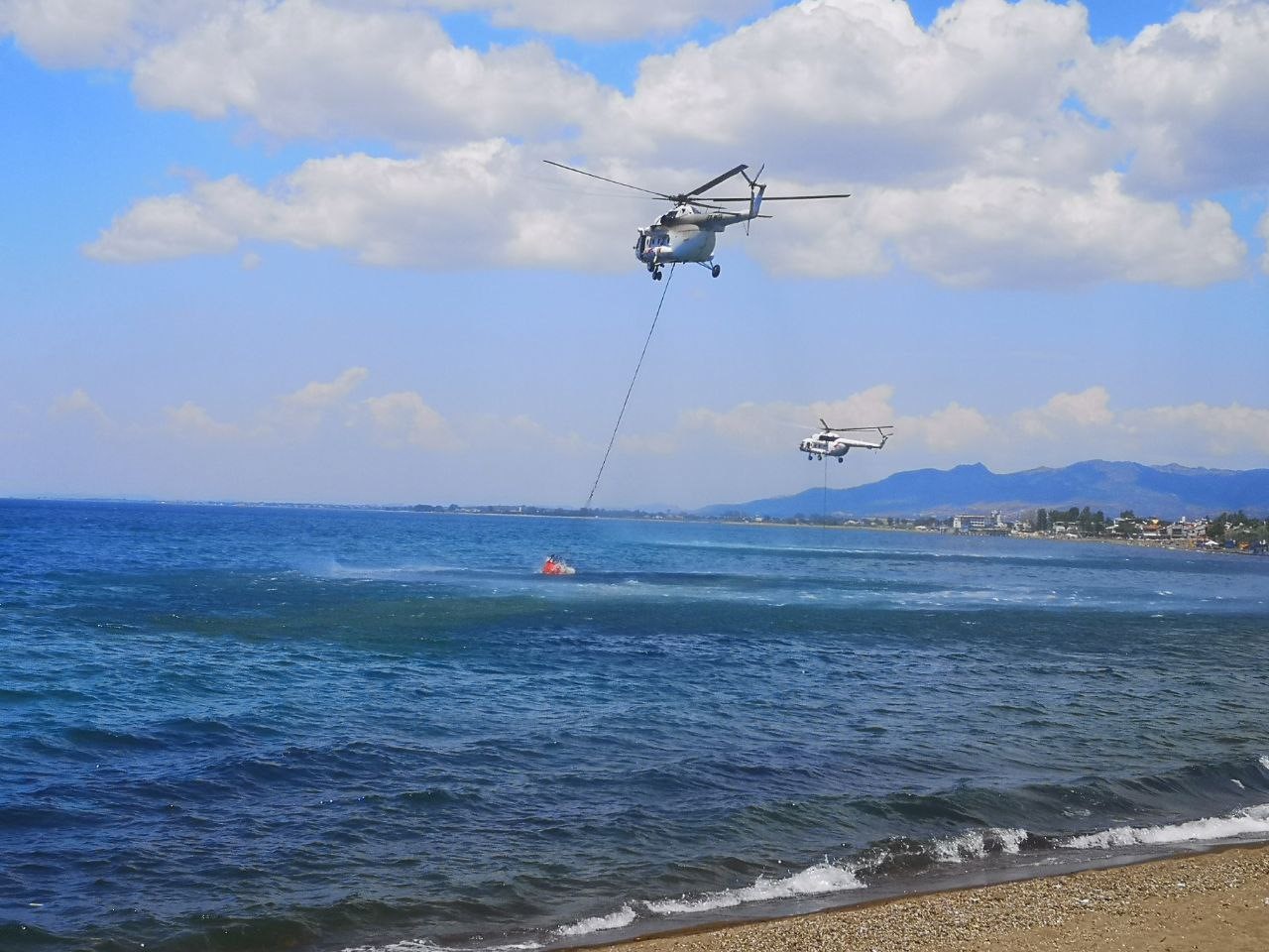 HELİKOPTERLER DENİZDEN SU ALARAK YANGINA MÜDAHALE EDİYOR.