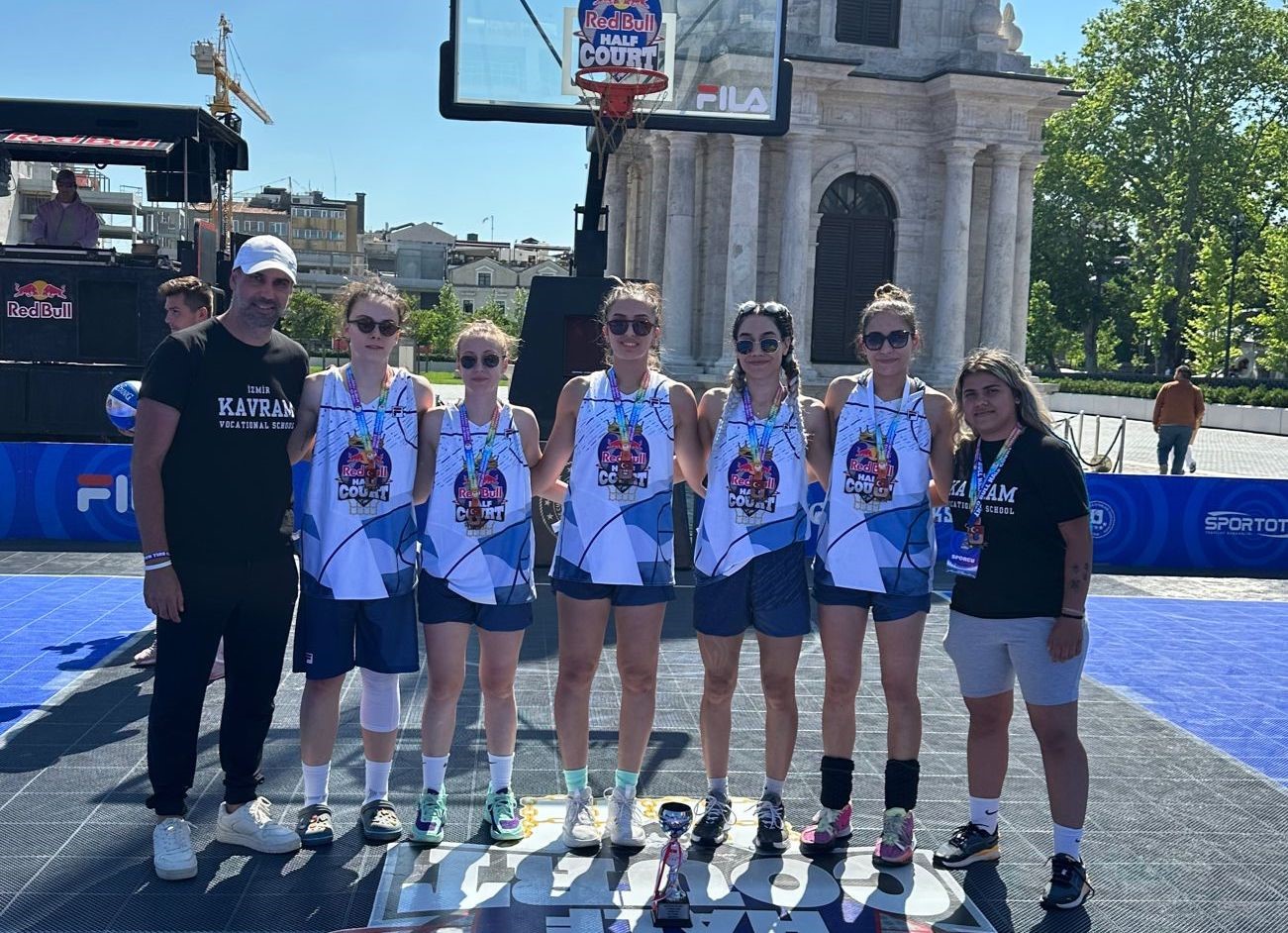 İZMİR KAVRAM MESLEK YÜKSEKOKULU KADIN BASKETBOLDA TÜRKİYE ÜÇÜNCÜSÜ OLDU