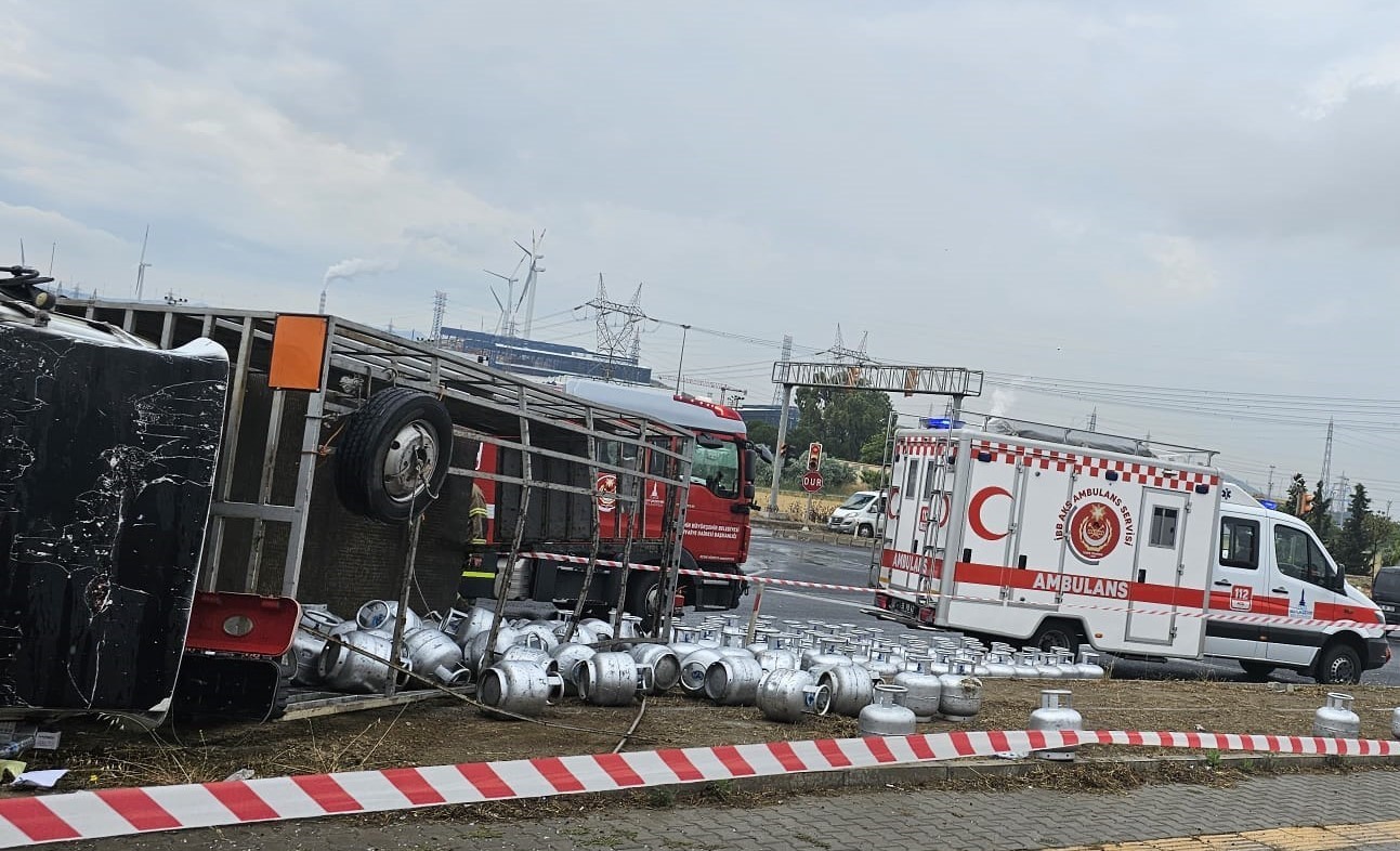 İzmir’de faciadan dönüldü: Tüp kamyonu ile tır çarpıştı İZMİR’İN ALİAĞA İLÇESİNDE, TÜP KAMYONU İLE TIRIN ÇARPIŞTIĞI TRAFİK KAZASINDA