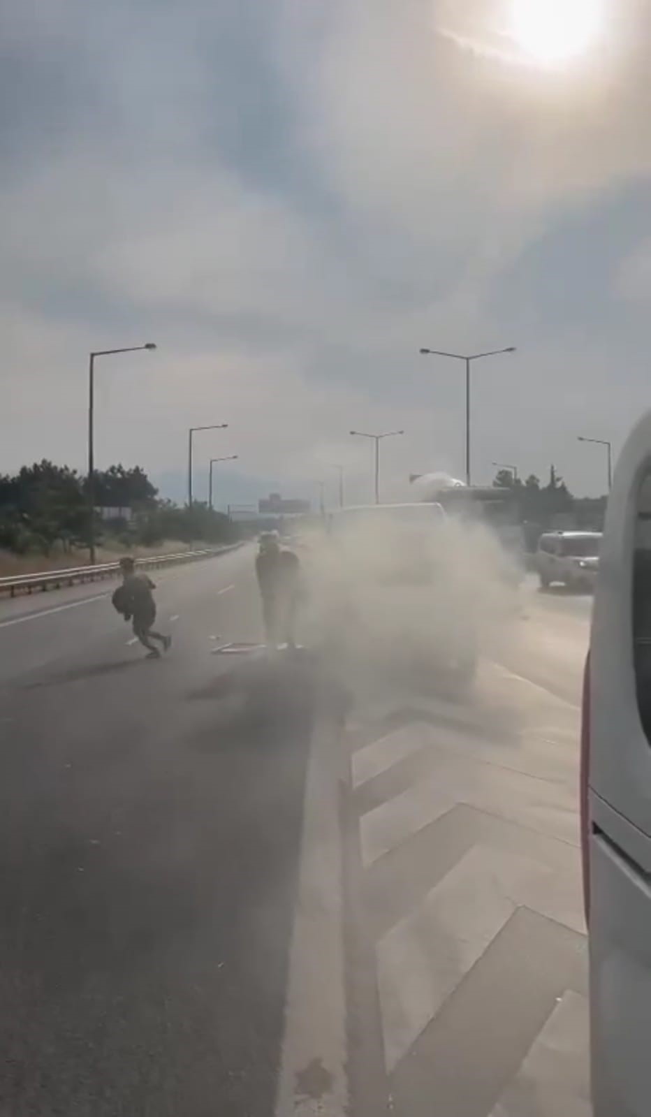 İZMİR’İN BUCA İLÇESİNDE GÖÇMENLERİ TAŞIYAN ARAÇ ALEV ALEV YANDI. YANGIN