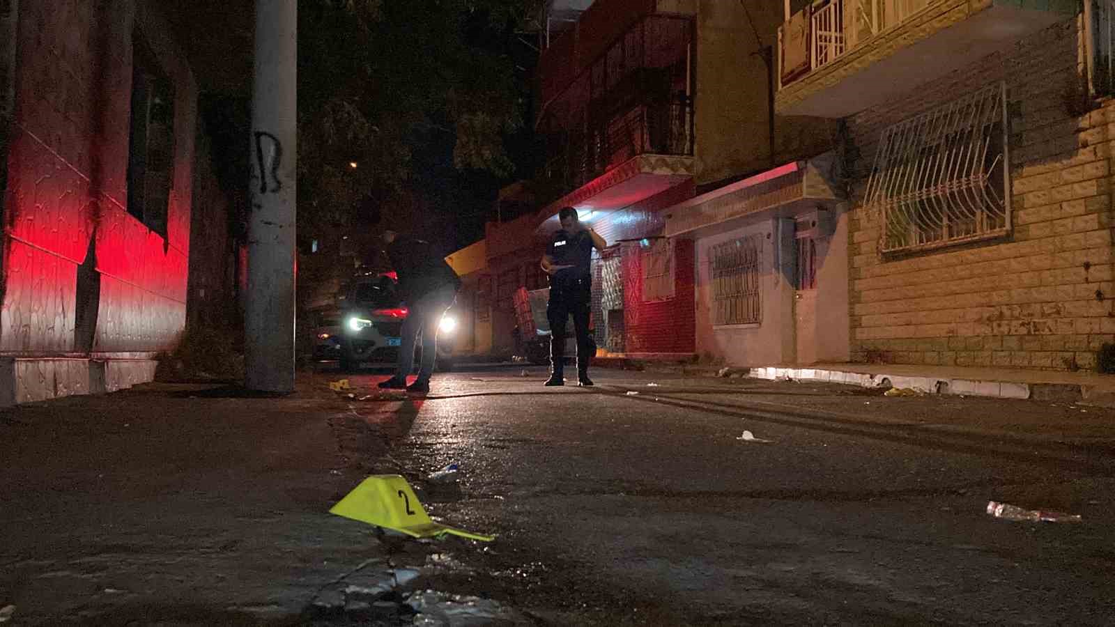 İZMİR’İN KONAK İLÇESİNDE BİR KİŞİ, HUSUMETLİ OLDUĞU KİŞİLERE KURŞUN YAĞDIRDI.