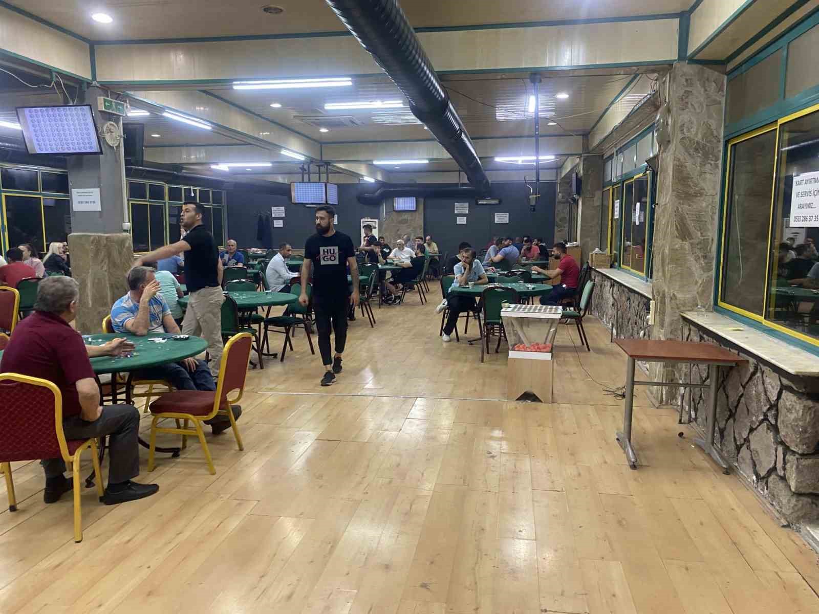 İZMİR’DE JANDARMA EKİPLERİ TARAFINDAN KUMAR OYNATILAN BİR İŞLETMEYE YAPILAN OPERASYONDA