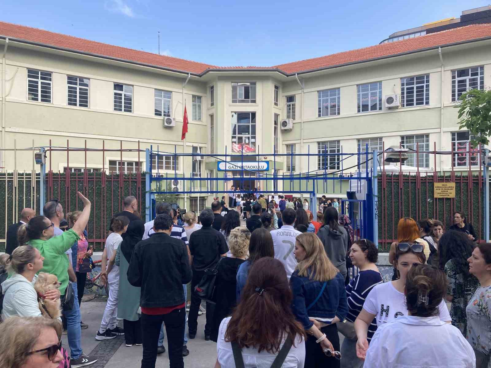 ÖĞRENCİLER SINIFLARDA, VELİLER İSE OKUL BAHÇELERİNDE TER DÖKTÜ.
