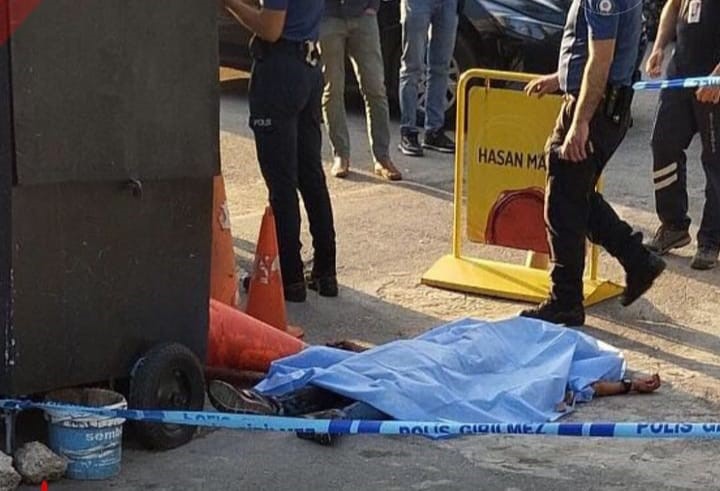İZMİR’İN KONAK İLÇESİNDE, ÜZERİNDE KİMLİK BULUNMAYAN BİR KİŞİ BOĞAZINDAN BIÇAKLANARAK