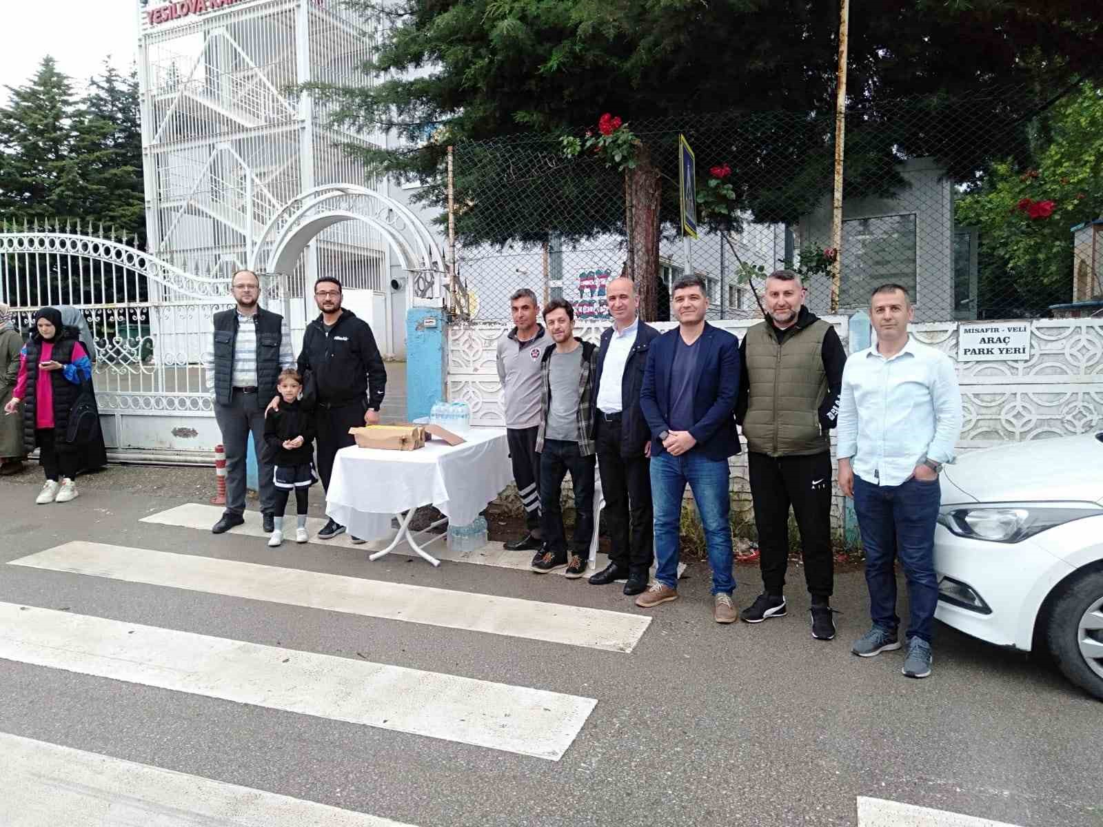 İZMİT BELEDİYESİ EKİPLERİ, LİSELERE GEÇİŞ SİSTEMİNE GİREN ÖĞRENCİLERİ YALNIZ BIRAKMAYARAK