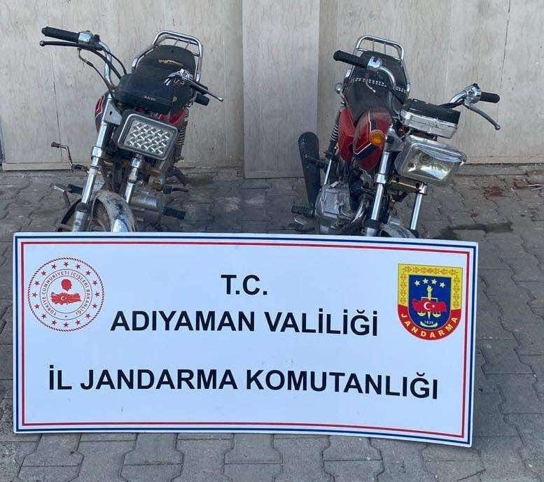 JANDARMA EKİPLERİ, ADIYAMAN’IN BESNİ İLÇESİNDE 2 ADET ÇALINTI MOTOSİKLET ELE