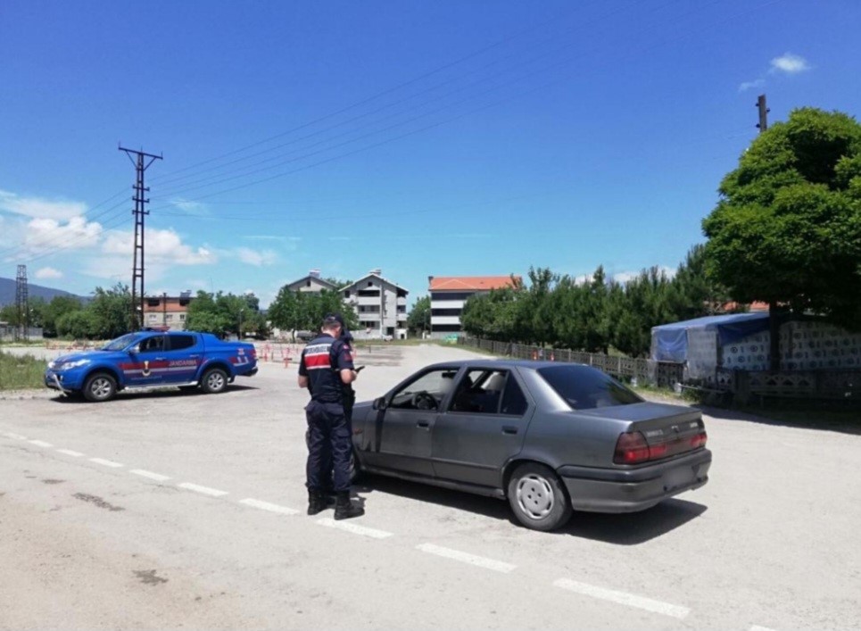 ZONGULDAK'TA JANDARMA EKİPLERİ ARANAN ŞAHIS VE ARAÇLARA YÖNELİK UYGULAMA GERÇEKLEŞTİRDİ.