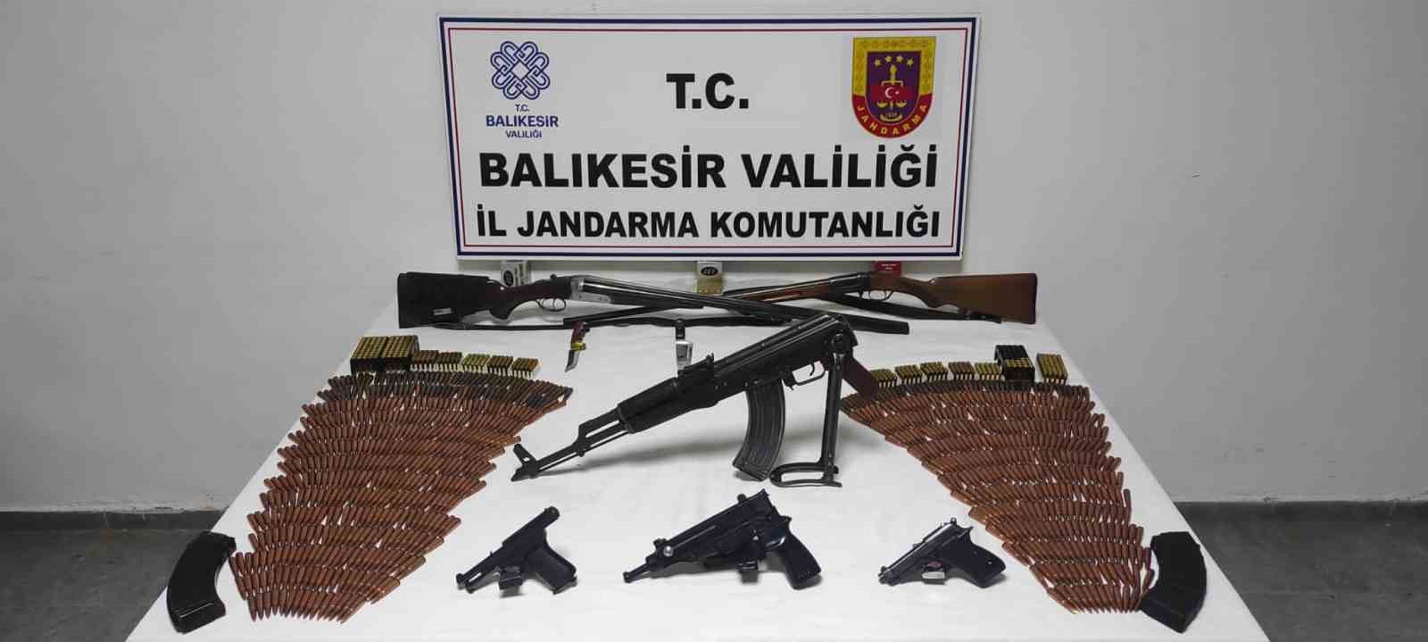 BALIKESİR’İN AYVALIK İLÇESİNDE JANDARMA TARAFINDAN BİR EVE YAPILAN OPERASYONDA ADETA