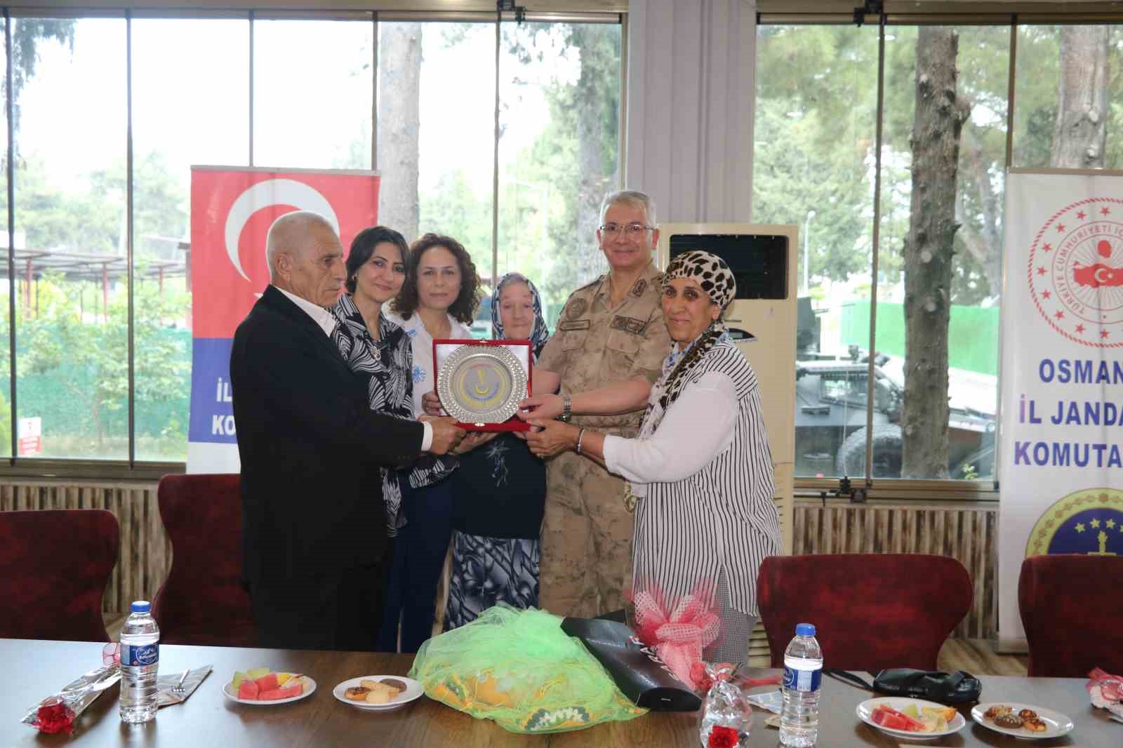 JANDARMA, HUZUREVİ SAKİNLERİNİ AĞIRLADI