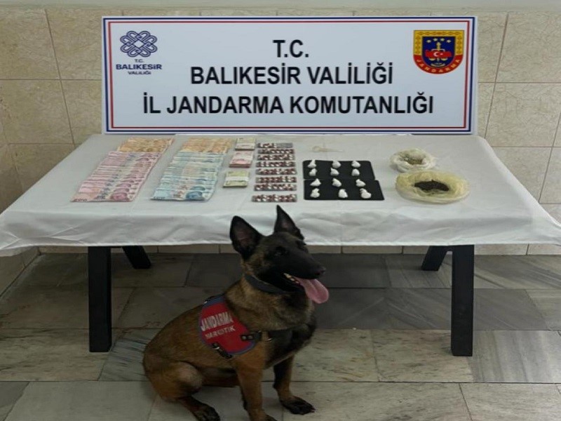 BURHANİYE İLÇESİNDE NARKOTİK KÖPEK DESTEKLİ OPERASYONDA ÇOK MİKTARDA UYUŞTURUCU ELE