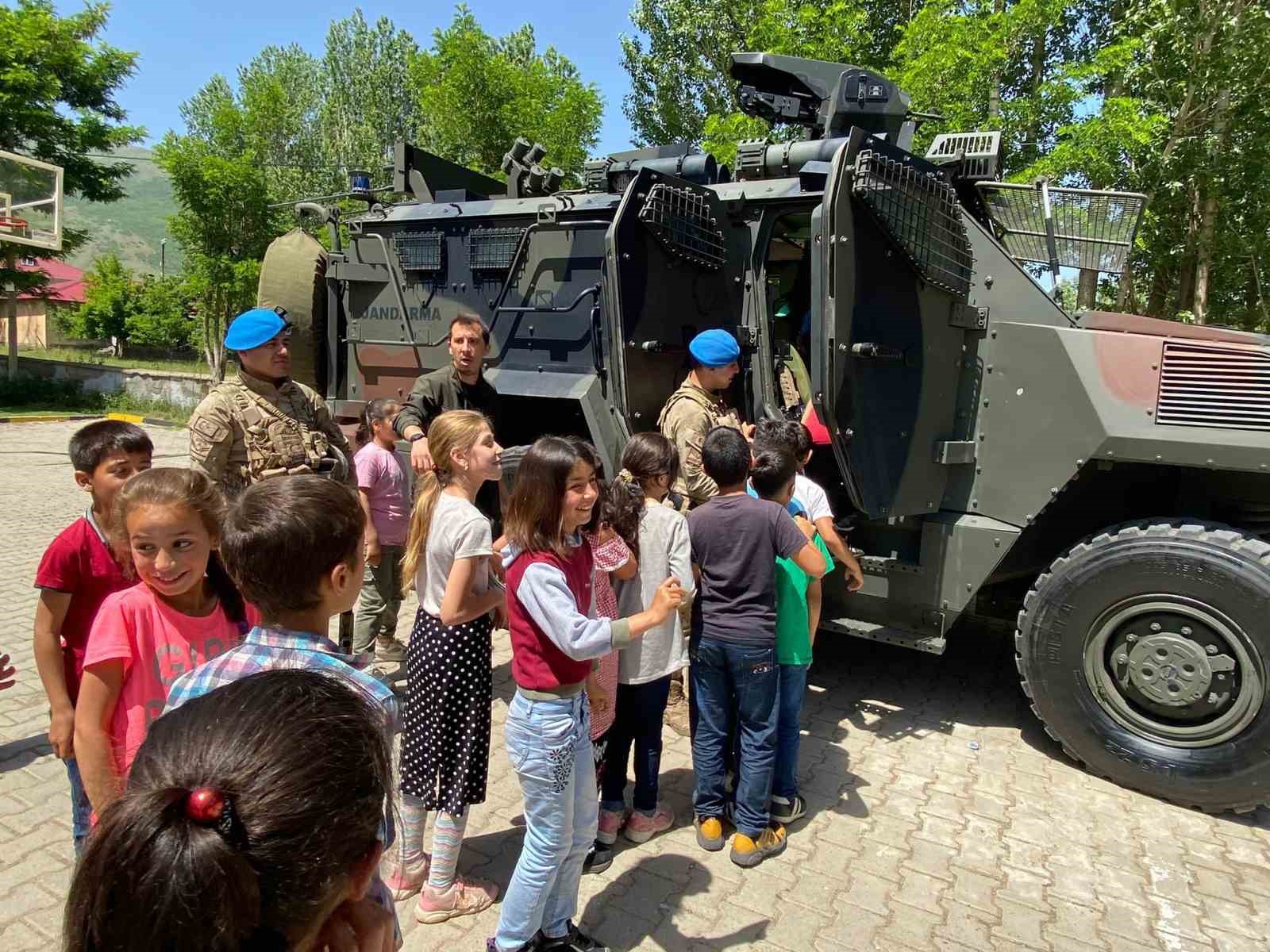 BİTLİS’İN GÜROYMAK İLÇESİNDE JANDARMA İLE İLKOKUL ÖĞRENCİLERİ BİR ARAYA GELDİ.