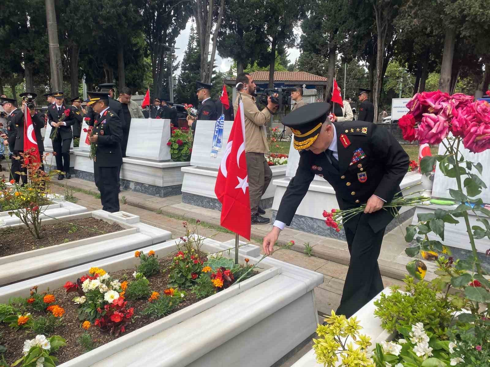 PROGRAM, ŞEHİT KABİRLERİNE KARANFİL BIRAKILMASININ ARDINDAN SON BULDU.