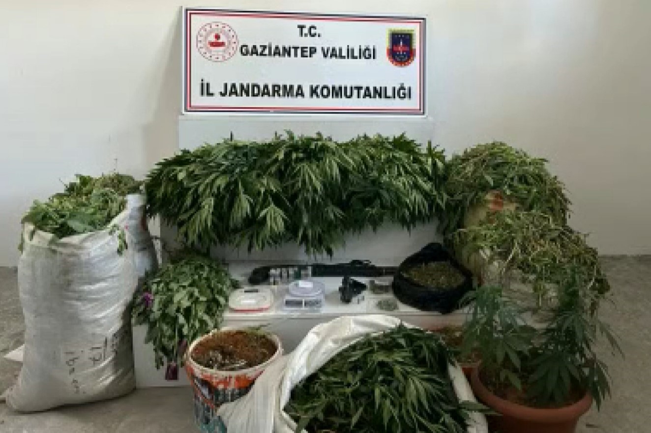 GAZİANTEP'TE JANDARMA EKİPLERİ TARAFINDAN BELİRLENEN ADRESLERE YAPILAN ŞOK BASKINDA 23