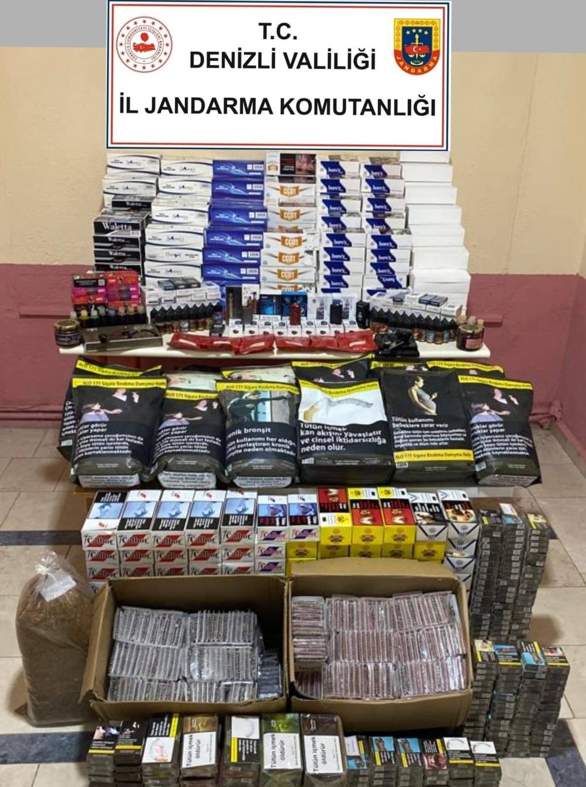 DENİZLİ’NİN ÇİVRİL İLÇESİNDE JANDARMA EKİPLERİ BİR İŞYERİNE YAPTIĞI OPERASYONDA BİNLERCE