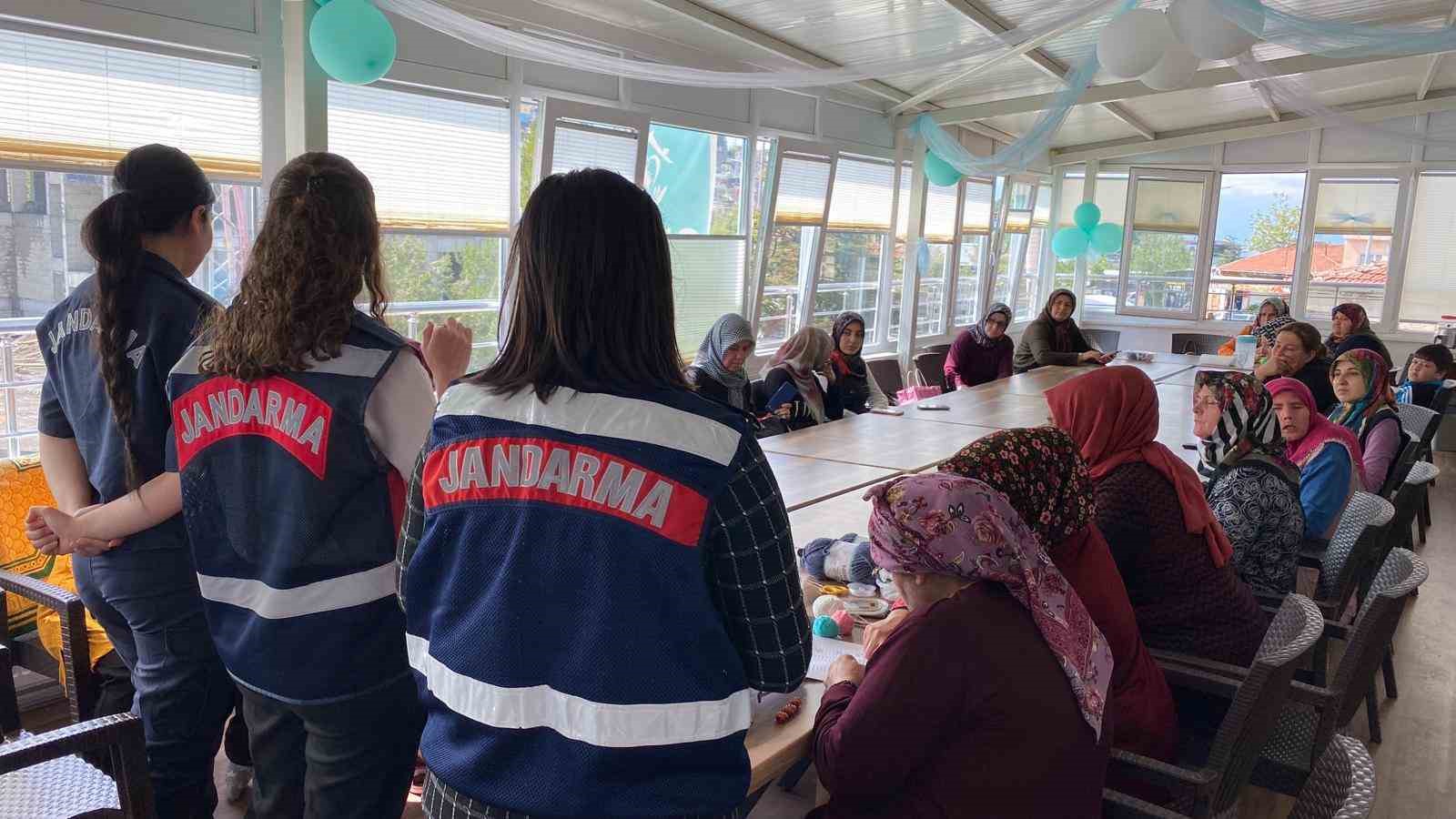 KAYSERİ’DE JANDARMA EKİPLERİ KADINLARI KADIN DESTEK UYGULAMASI (KADES) HAKKINDA BİLGİLENDİRDİ.