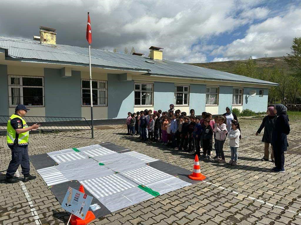 BİNGÖL İL JANDARMA KOMUTANLIĞINA BAĞLI TRAFİK TİMLERİ KARLIOVA VE YEDİSU