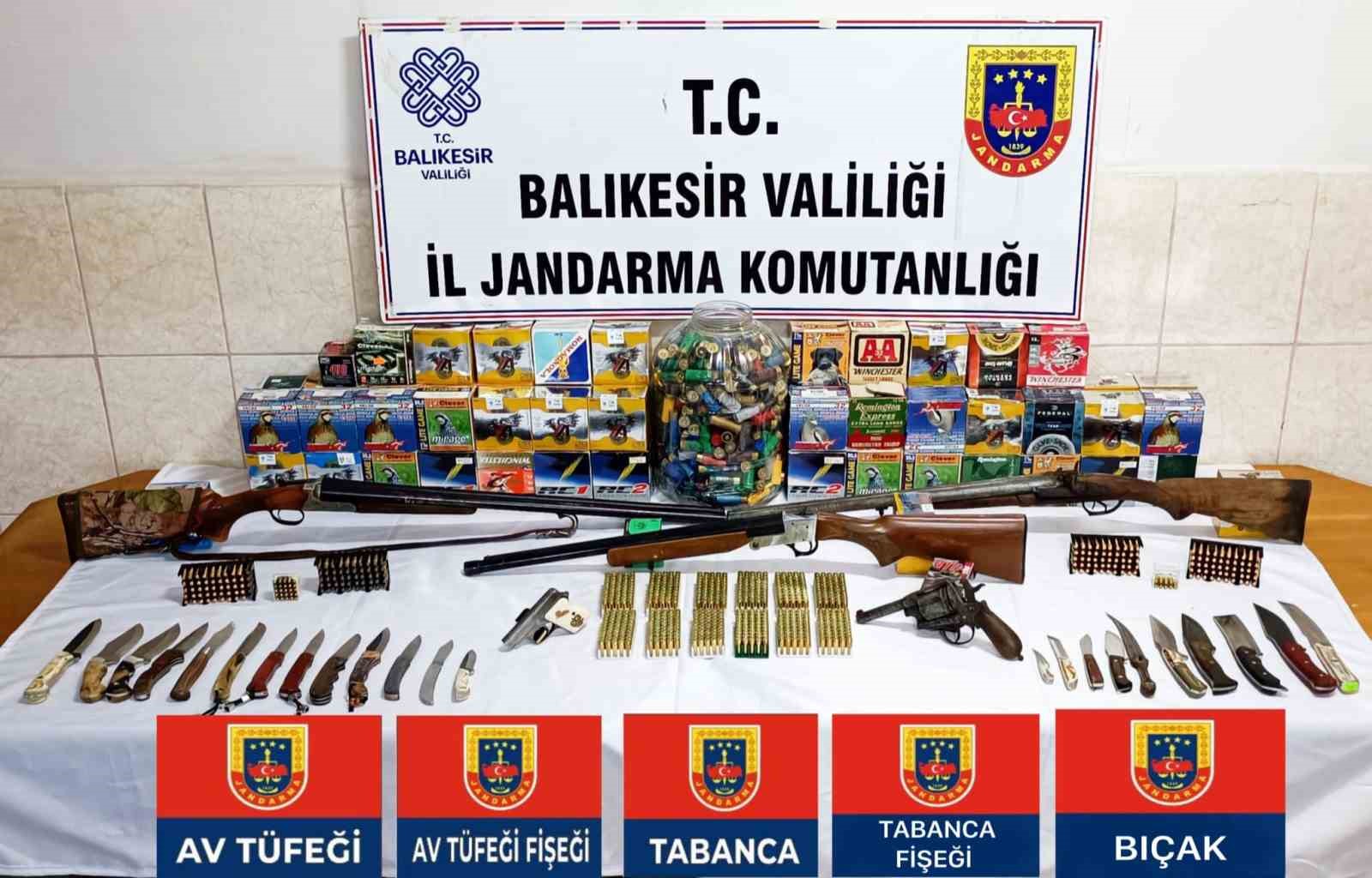 BALIKESİR İL JANDARMA KOMUTANLIĞI EKİPLERİ, 8 İLDE GERÇEKLEŞTİRDİKLERİ EŞ ZAMANLI